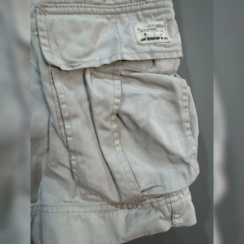 Men's Cream Levi's Cotton Cargo Shorts Size 33 VGUC